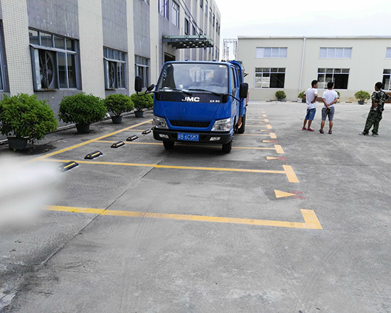 學校停車位劃線成功